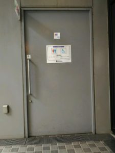 多目的トイレのドア。